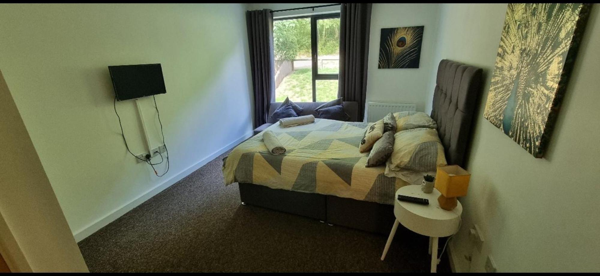 Brentwood Town Retreat - Large 2 Bedroom Apartment Bilik gambar